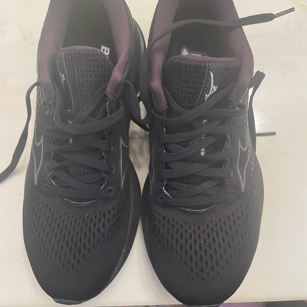 Mizuno Women’s Wave Rider running shoe - black